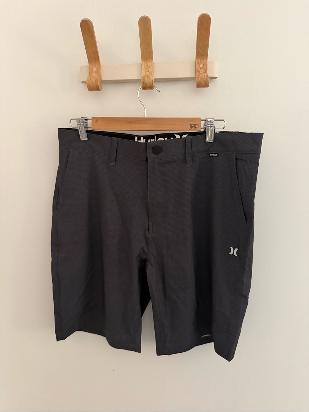 Hurley Men's Charcoal Flat-Front Active Shorts Size 34 NWT